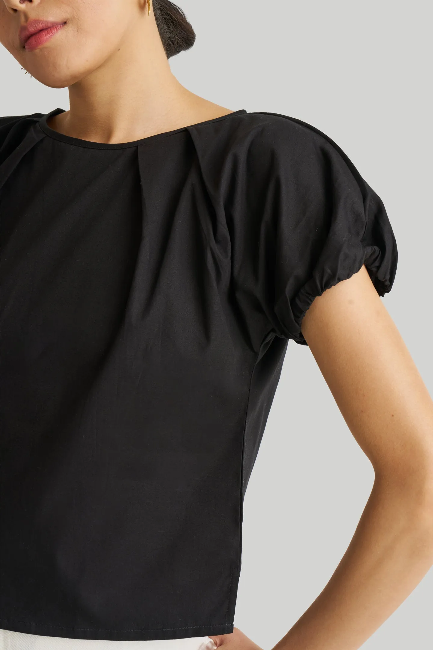 Reistor Balloon Sleeve Top in Black