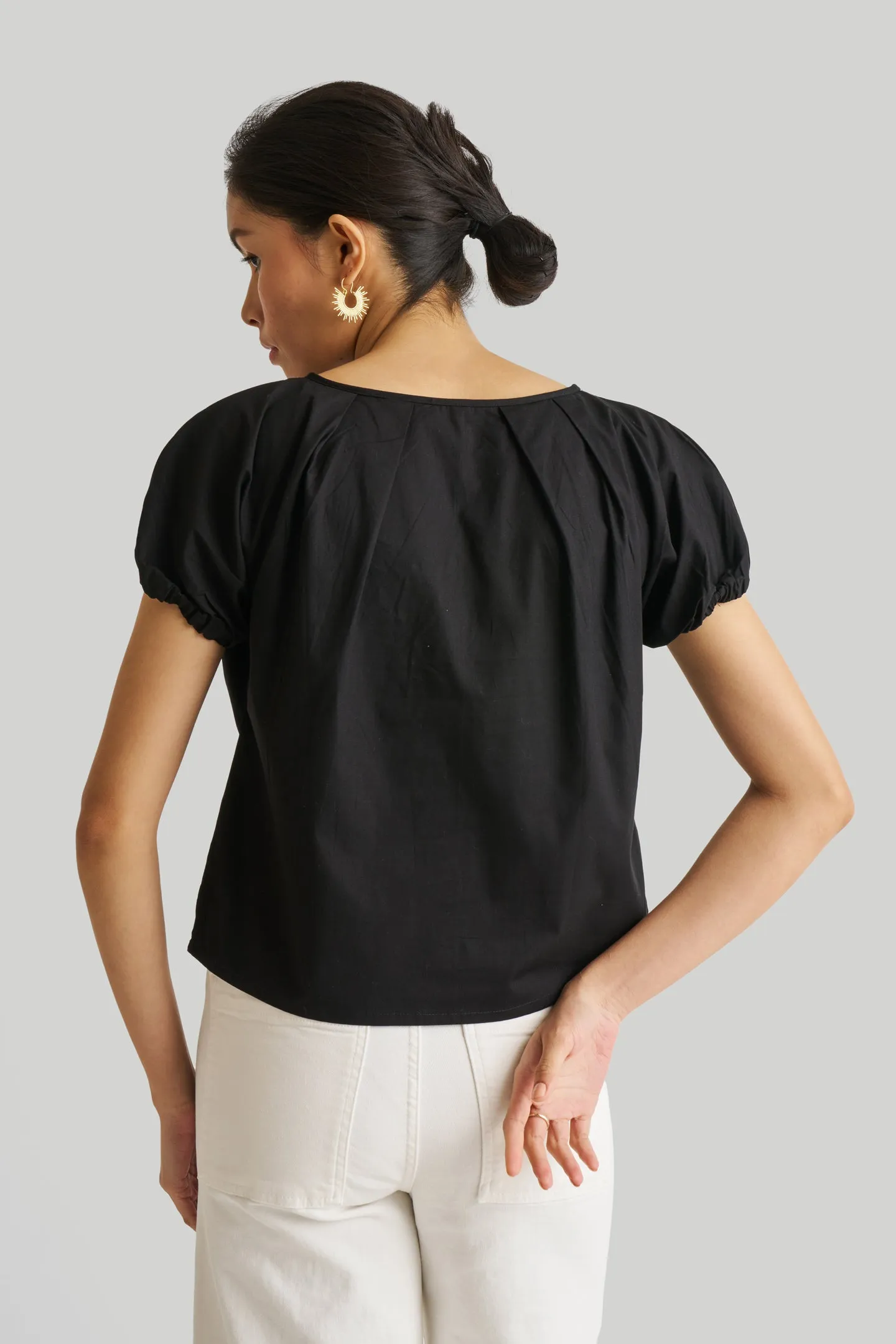 Reistor Balloon Sleeve Top in Black