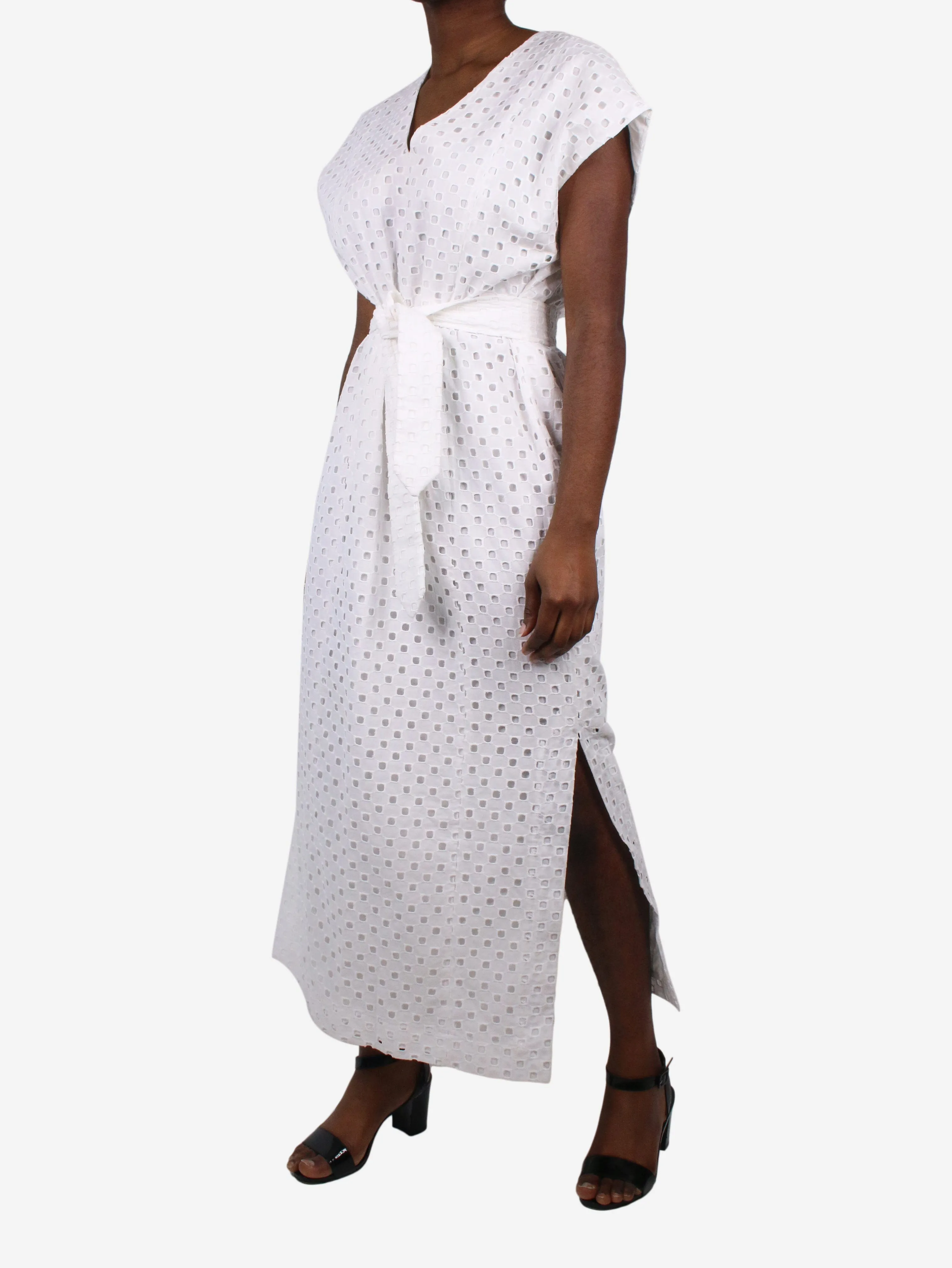 White sleeveless embroidered dress with belt - size EU 40